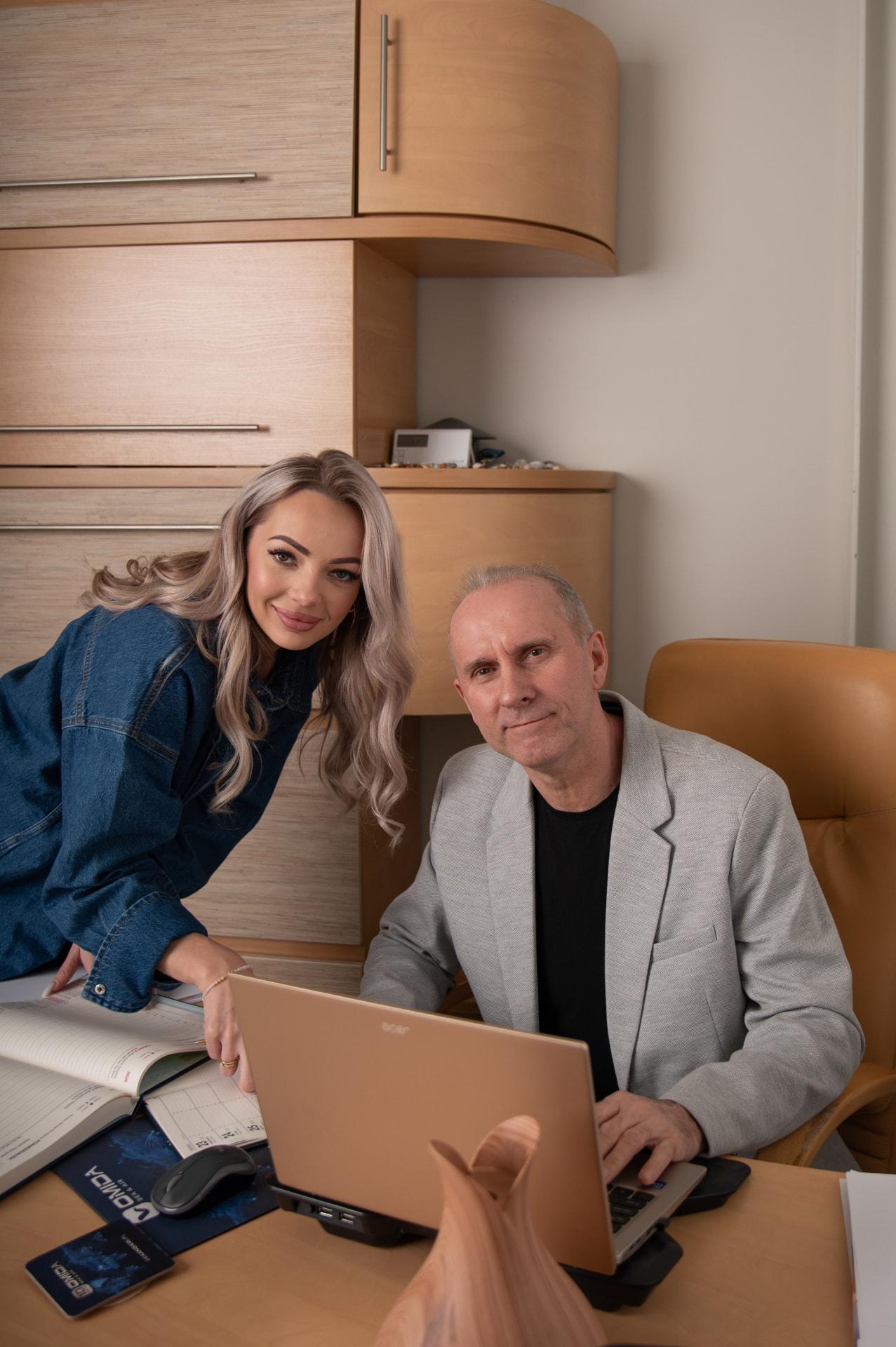 Brygida i Jerzy — zespół JB Fulfillment przy biurku
