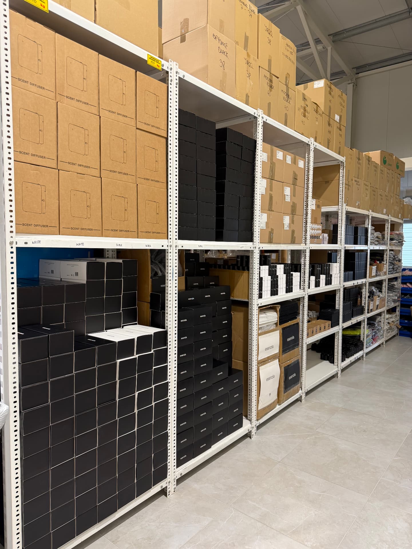 Regały magazynowe JB Fulfillment z gotowymi produktami do wysyłki